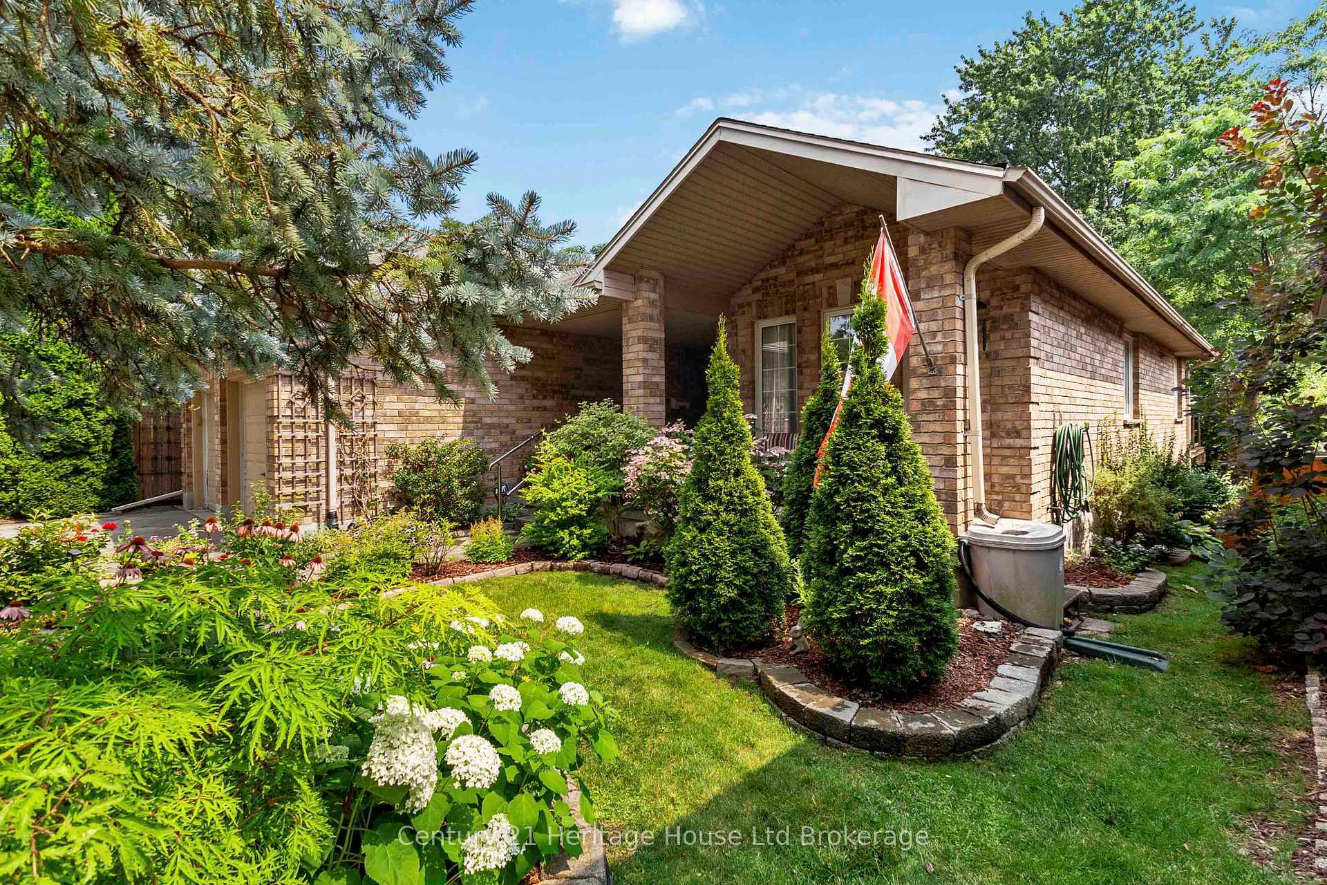 Property Photo: 739 Thornwood Drive ON N6H 5J6