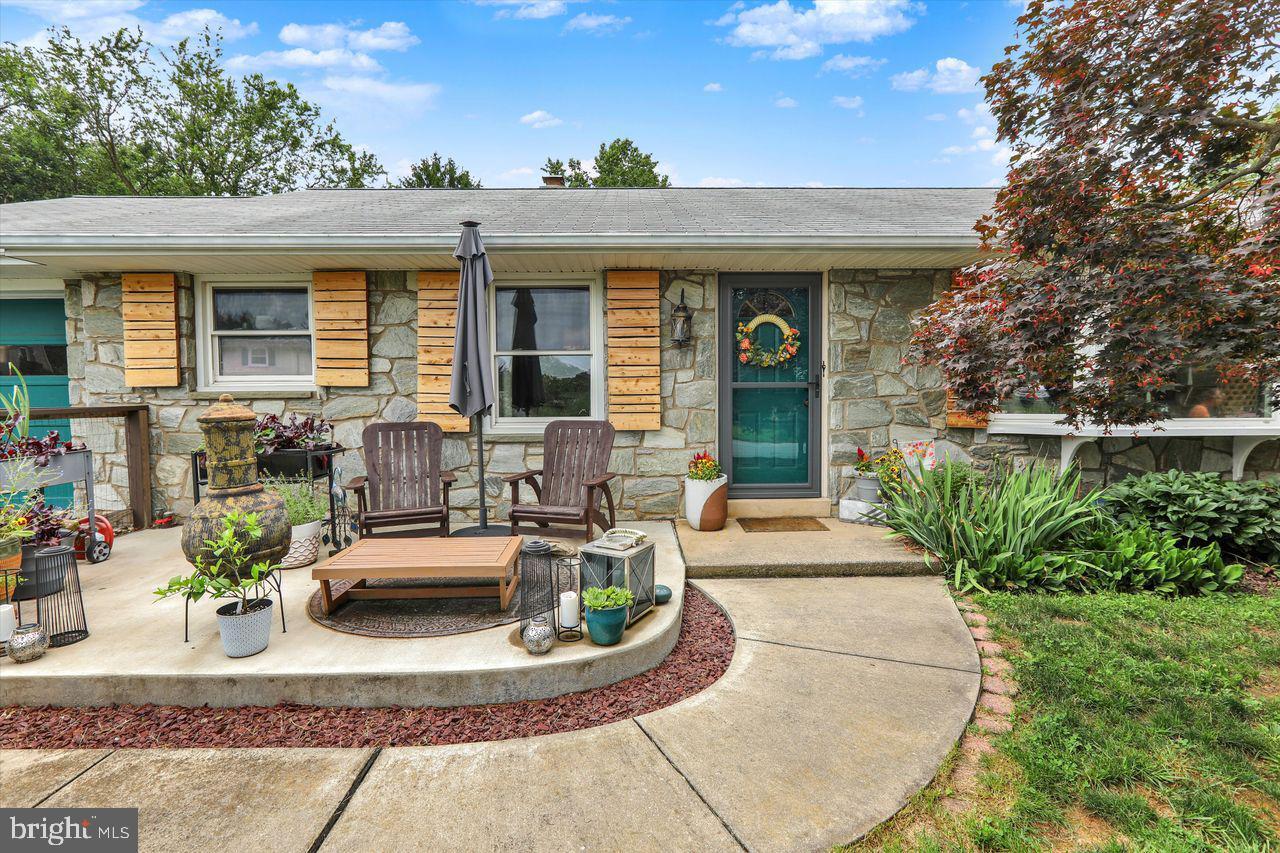Property Photo:  827 Darby Lane  PA 17601 