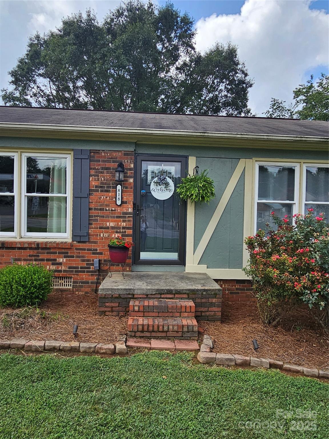 Property Photo:  818 S Laurel Street  NC 28092 