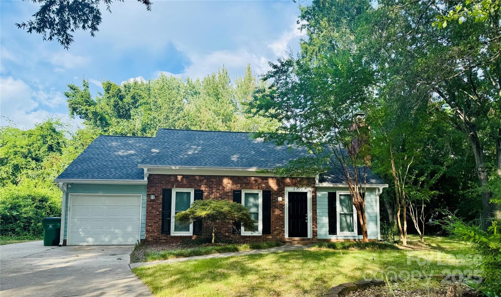 Property Photo:  2423 Emstead Court  NC 28210 