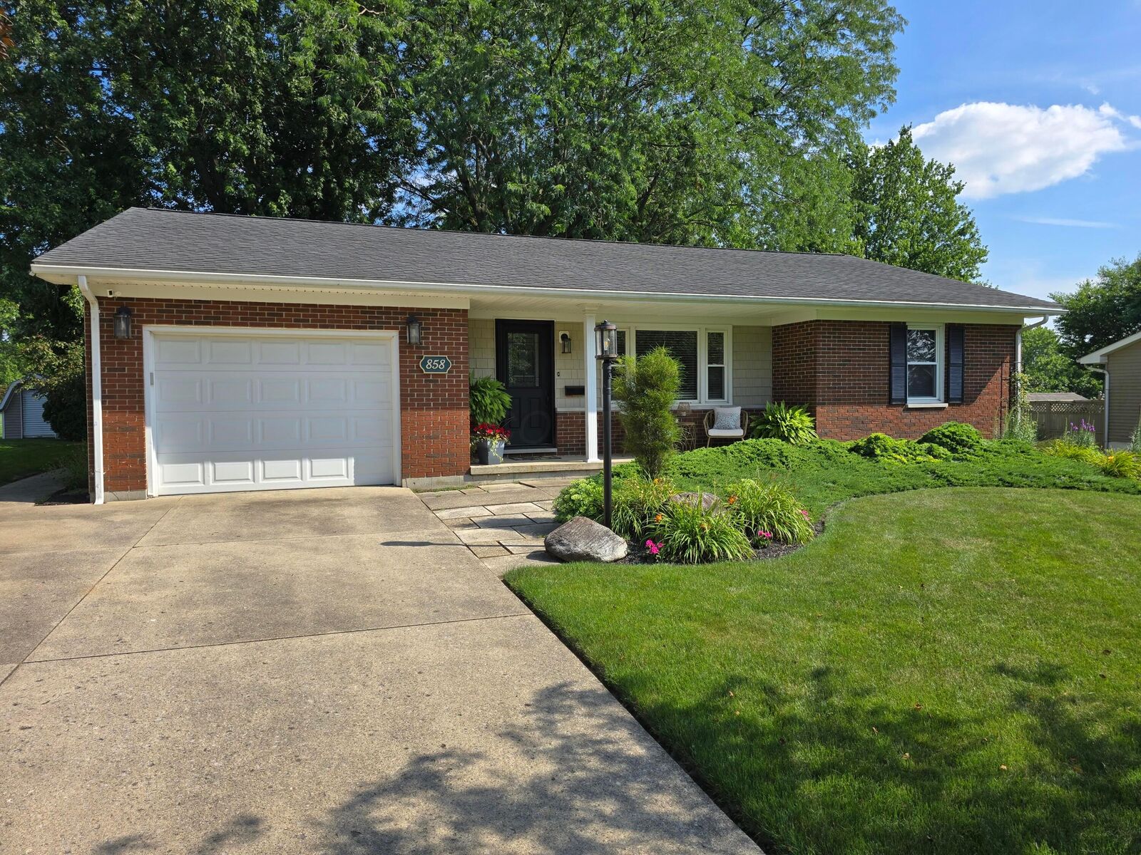 Property Photo:  858 Crestview Drive  OH 43311 