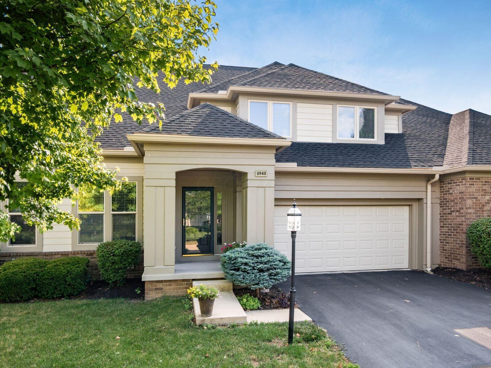 Property Photo:  5945 Roundstone Place  OH 43016 