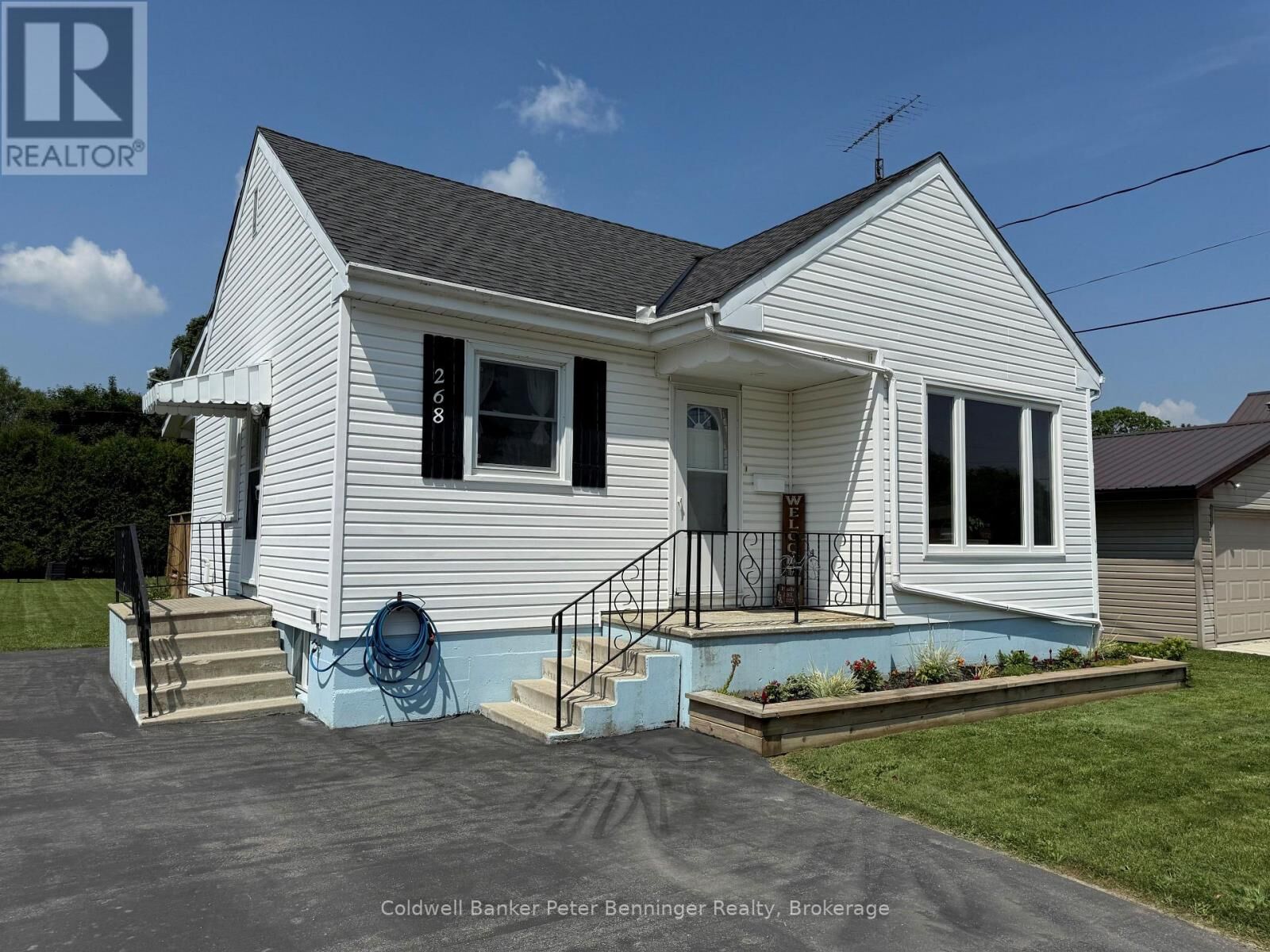 Property Photo: 268 Southeast 3rd Avenue Southeast ON N0G 1L0
