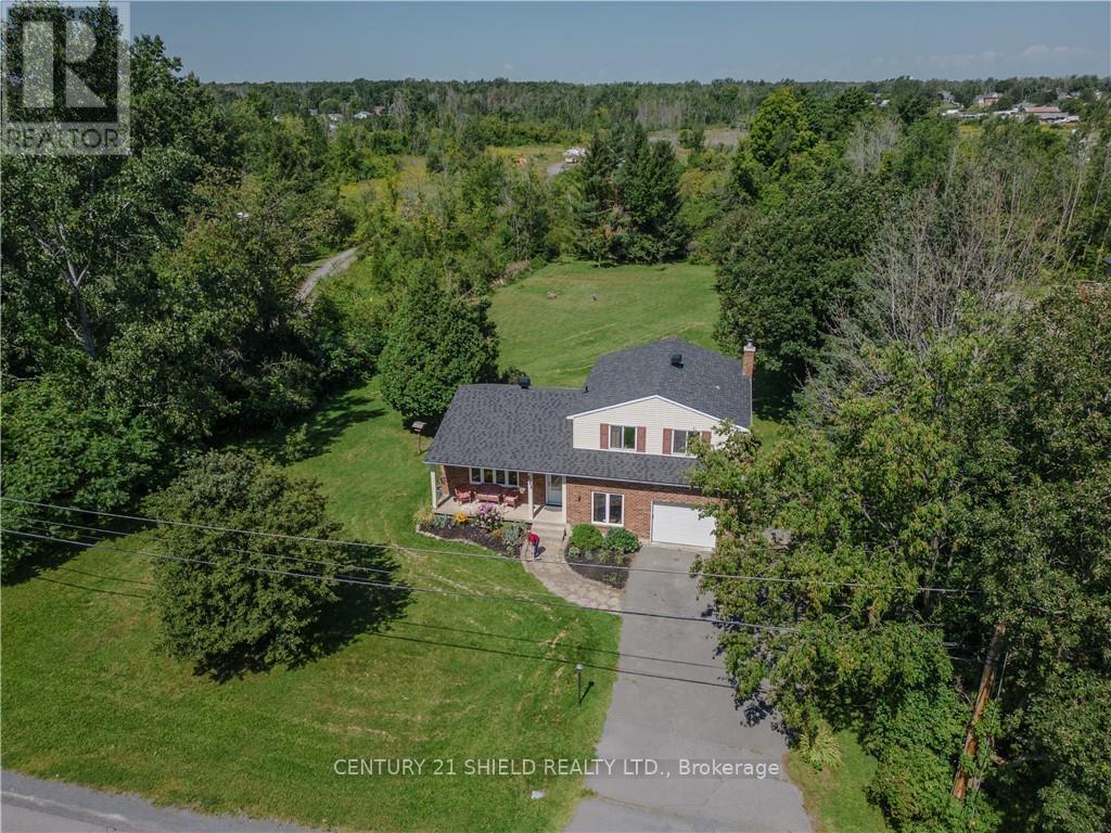 Property Photo: 521 Cheryl Street ON K6K 1N5