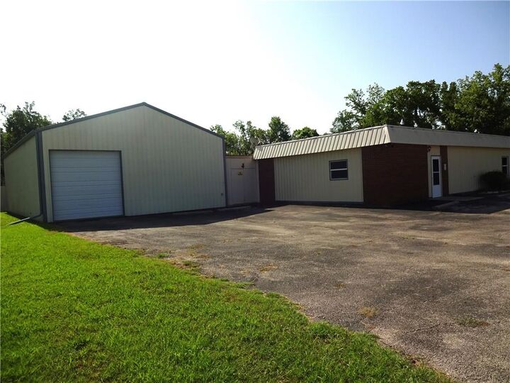 Property Photo: 832 S 19th Street KS 67301