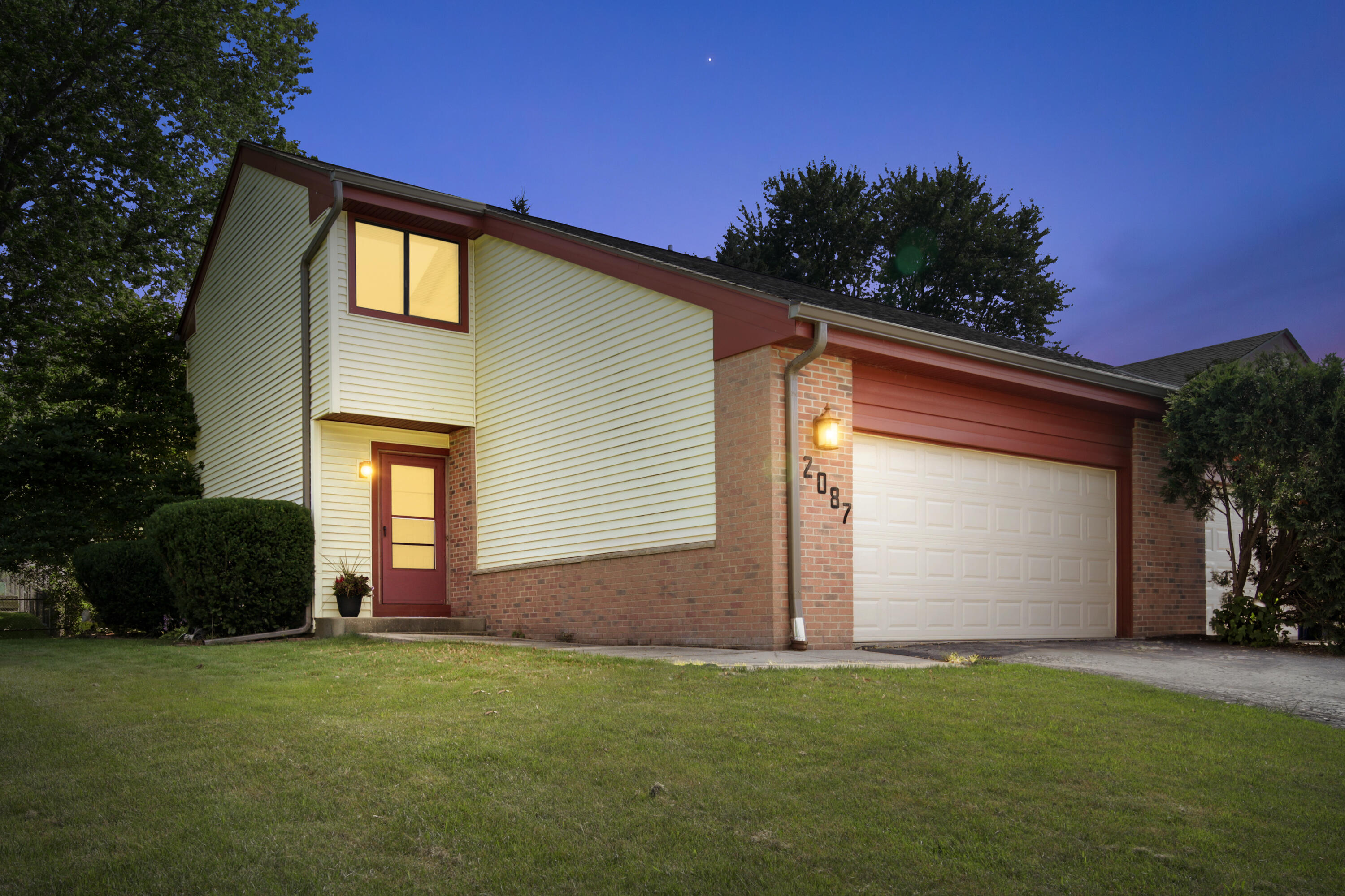 Property Photo: 2087 E Pendragon Ct WI 53154
