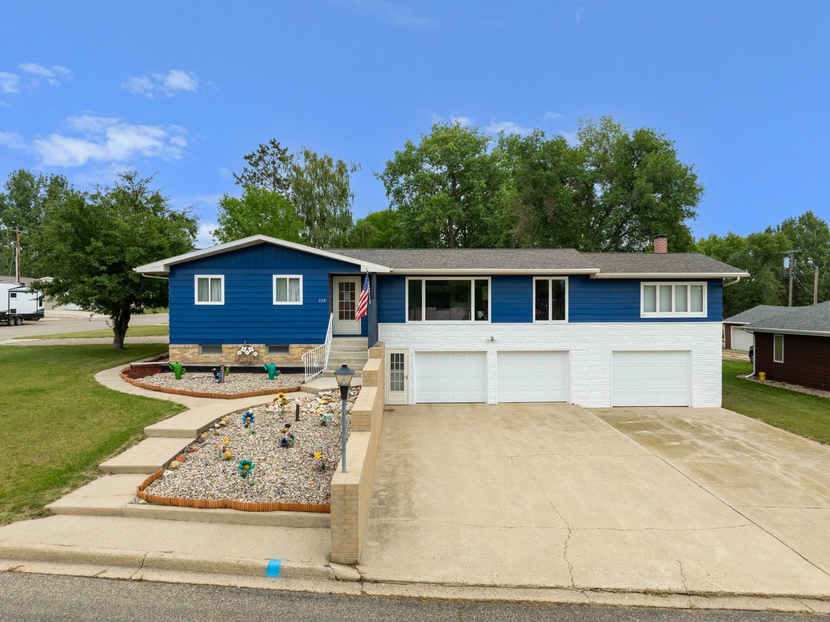 Property Photo: 220 NE 4th Ave ND 58746