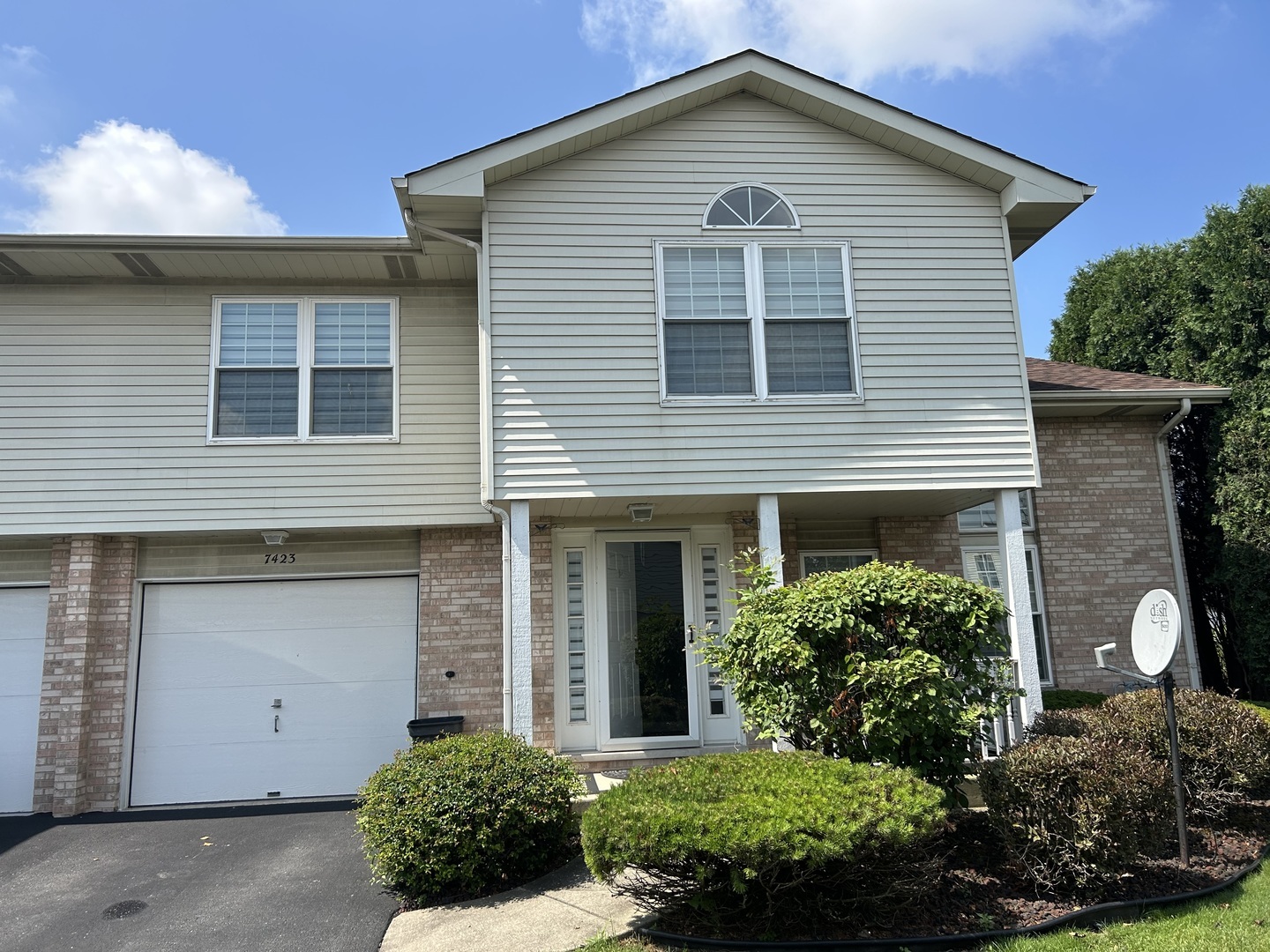 Property Photo:  7423 Honey Locust Drive 7423  IL 60458 