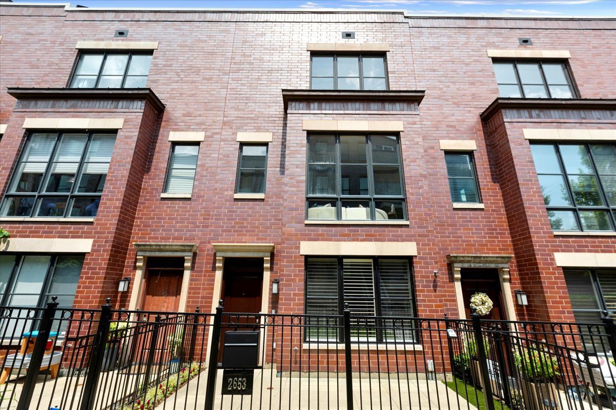 Property Photo: 2653 N Hermitage Avenue IL 60614