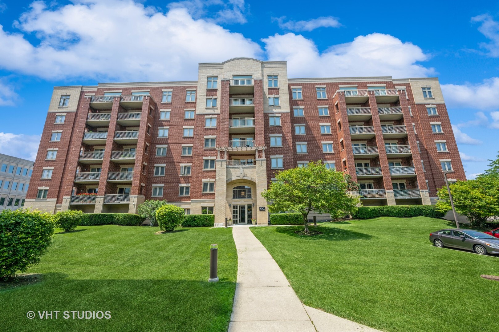 Property Photo: 8747 W Bryn Mawr Avenue 704 IL 60631