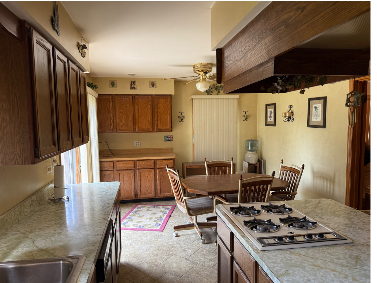 Property Photo: 1709 E Kensington Road IL 60056