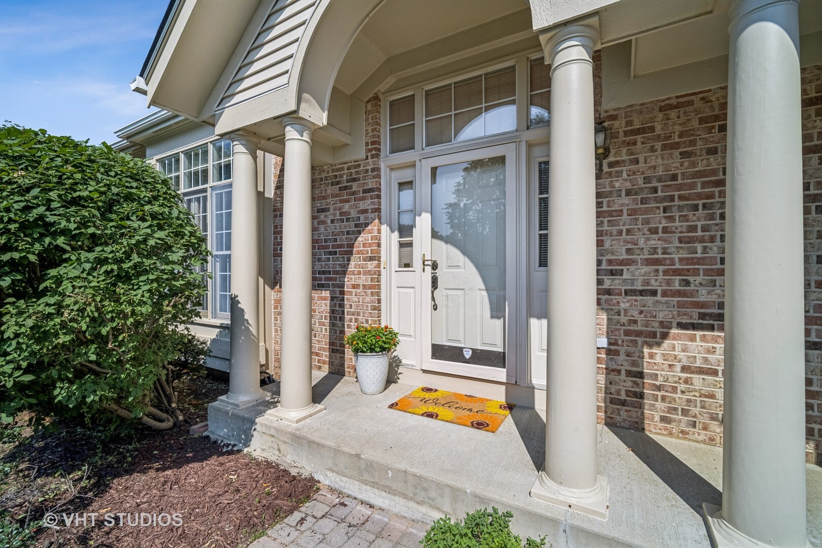 Property Photo: 1139 Oxford Lane IL 60047