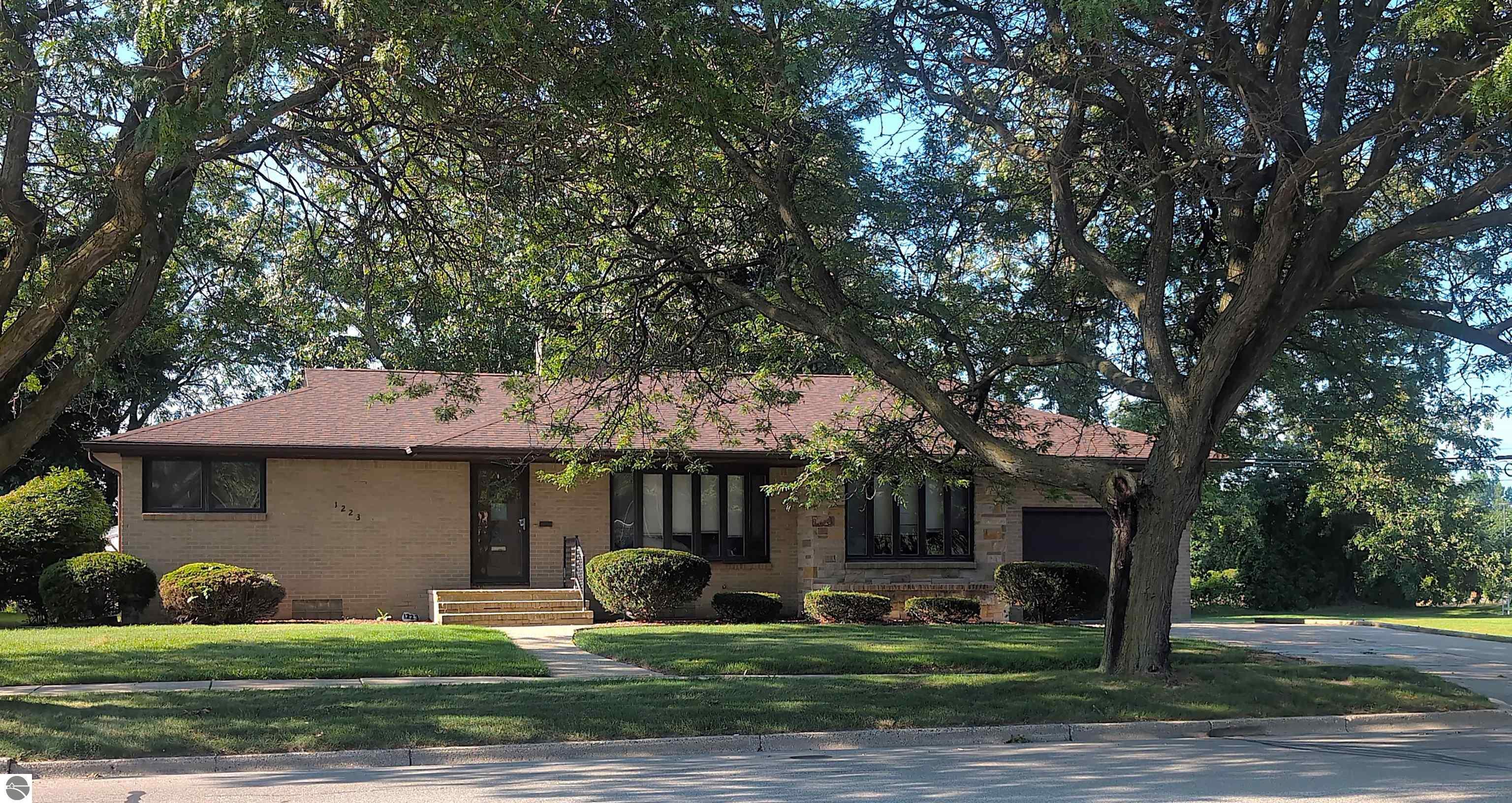 1223 North Drive  Mt Pleasant MI 48858 photo