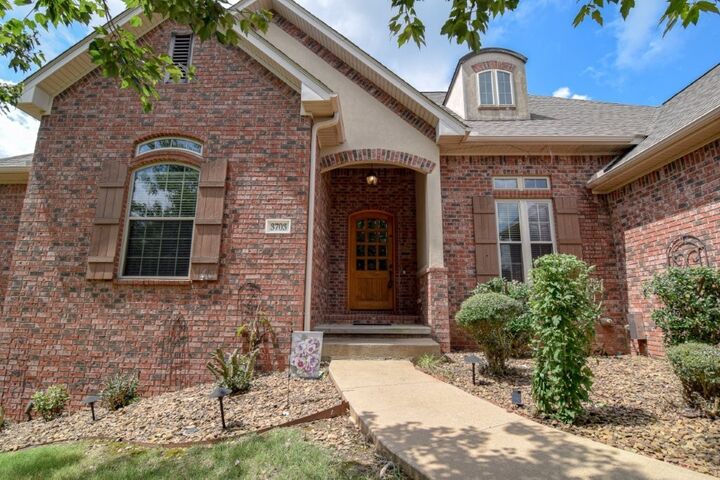 Property Photo:  3703 NW Mountainview Road  AR 72712 