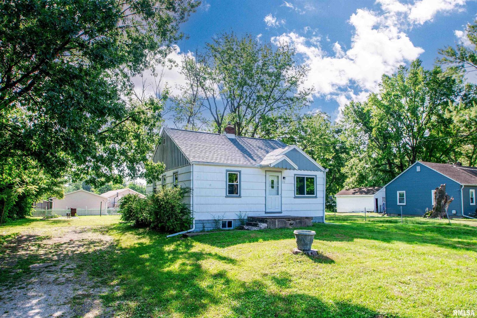 Property Photo: 212 Esser Street IL 61571