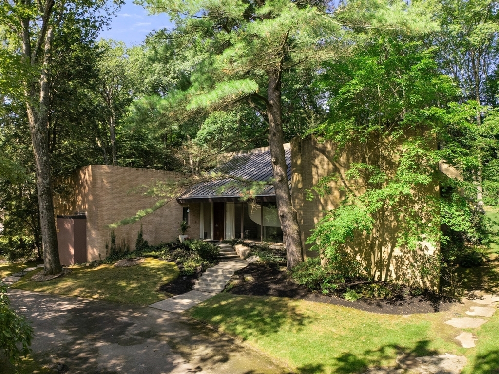 Property Photo:  33 Aylesbury Rd  MA 01609 