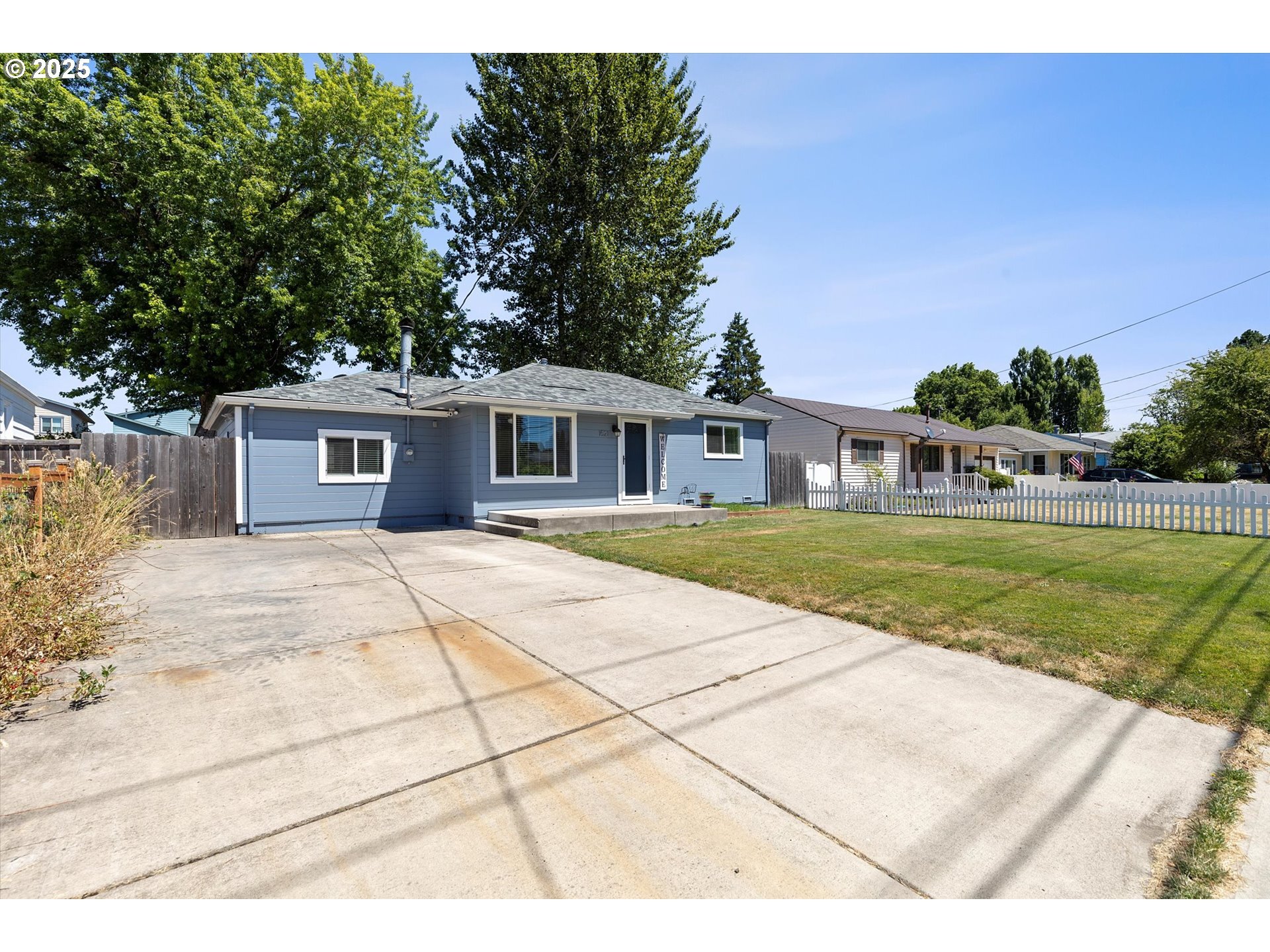 Property Photo:  1521 E 2nd St  OR 97132 
