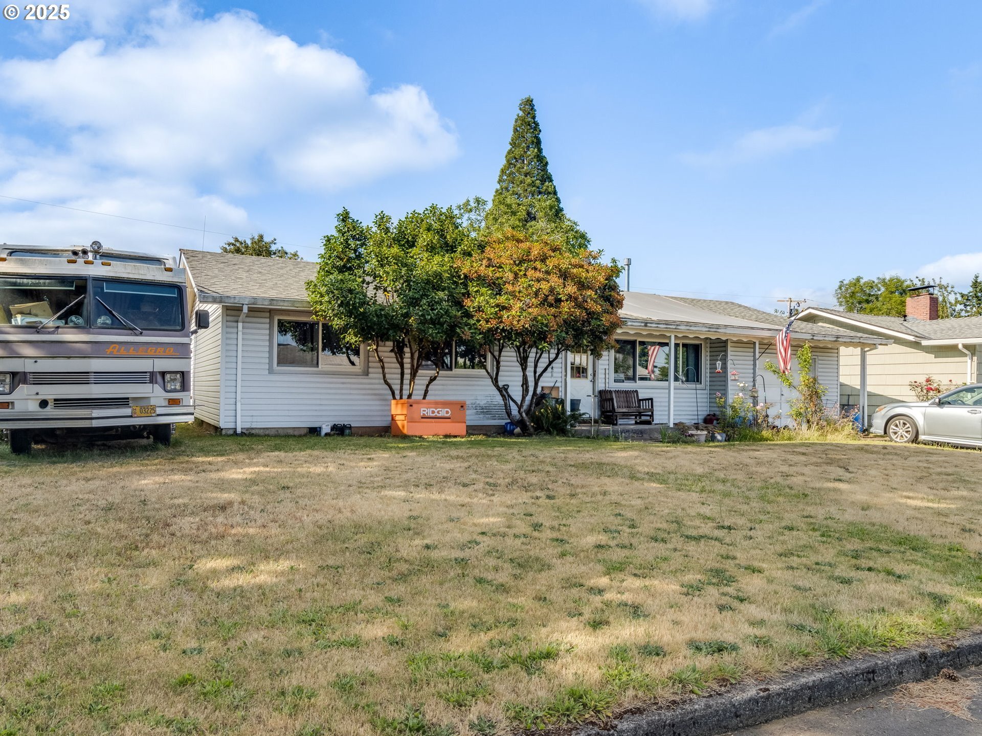 Property Photo: 18010 SE Stephens St OR 97233