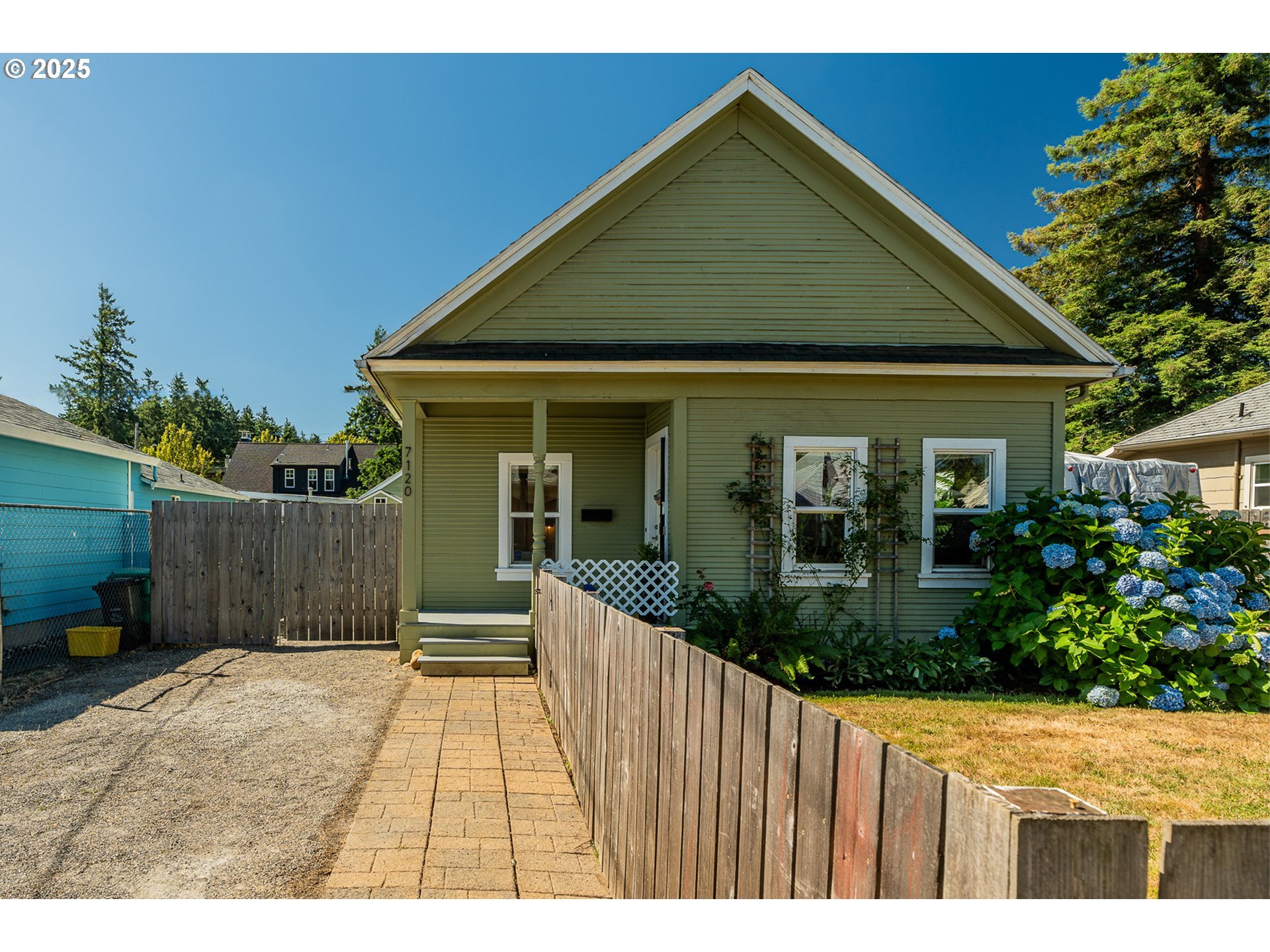 Property Photo: 7120 SE Insley St OR 97206