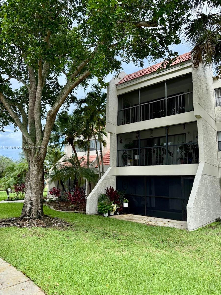 Property Photo: 210 Lakeview Dr 102 FL 33326