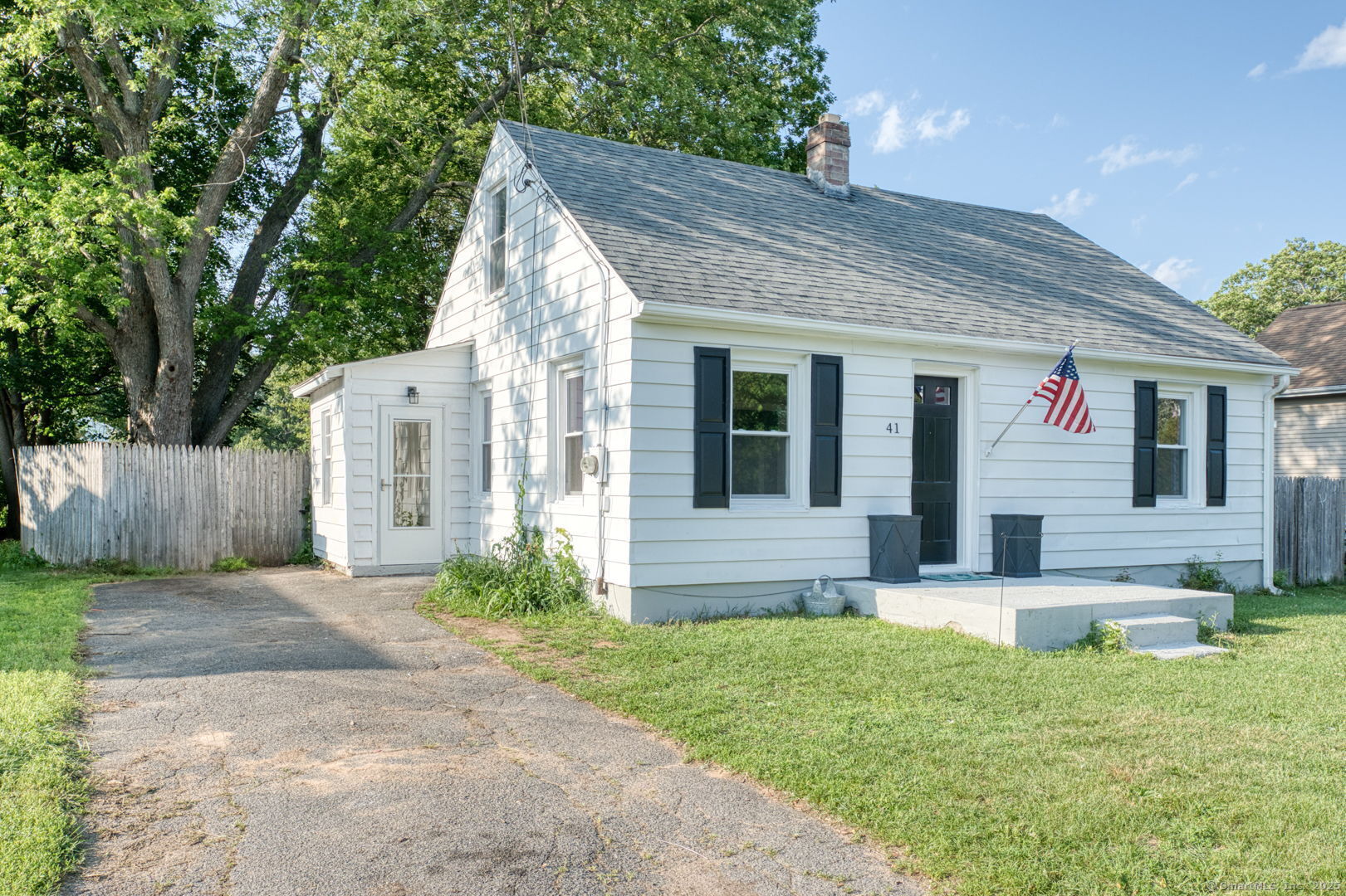Property Photo:  41 East New Street  CT 06010 