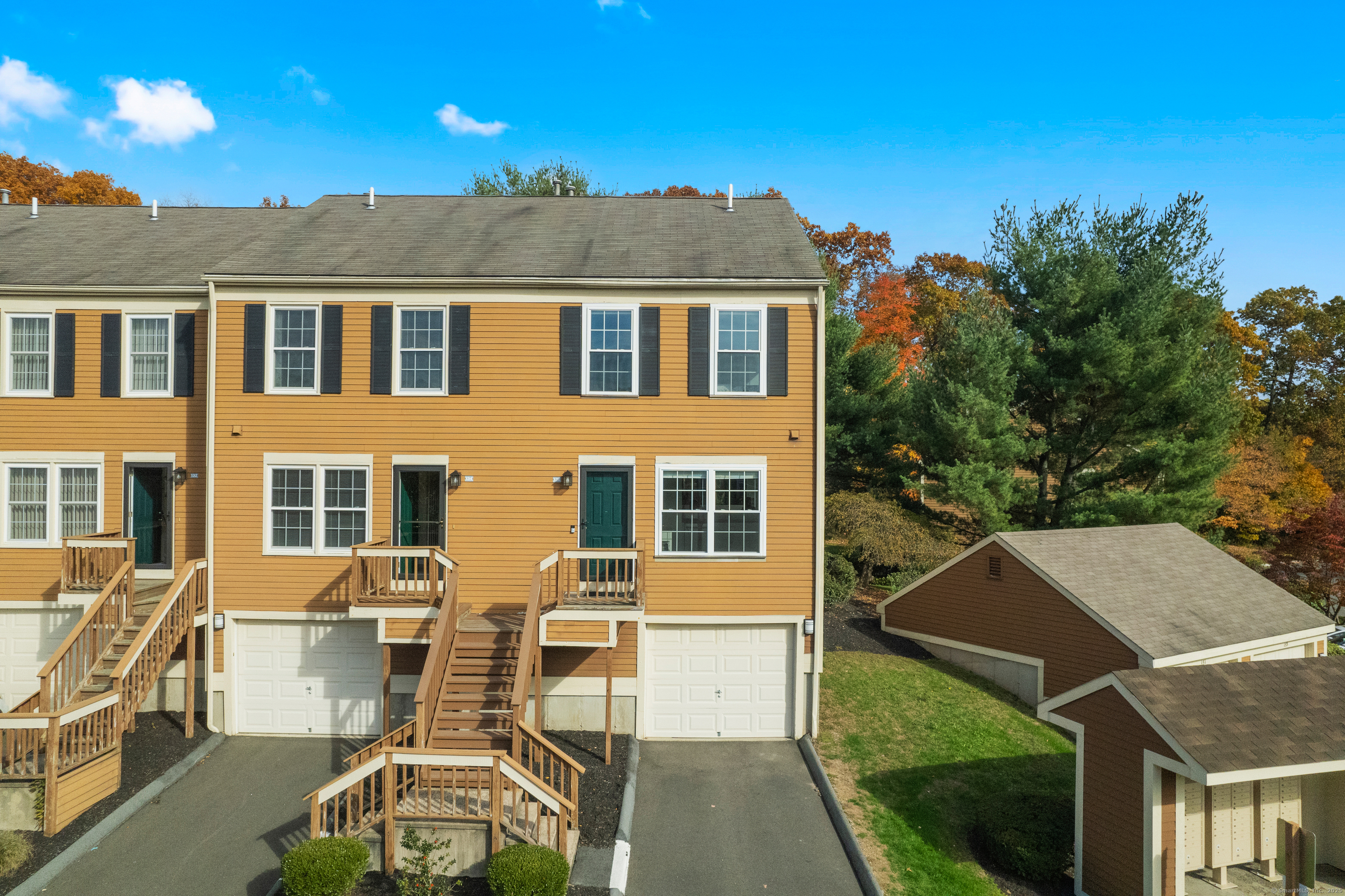 Property Photo:  136 Foxbridge Village Road 136  CT 06405 