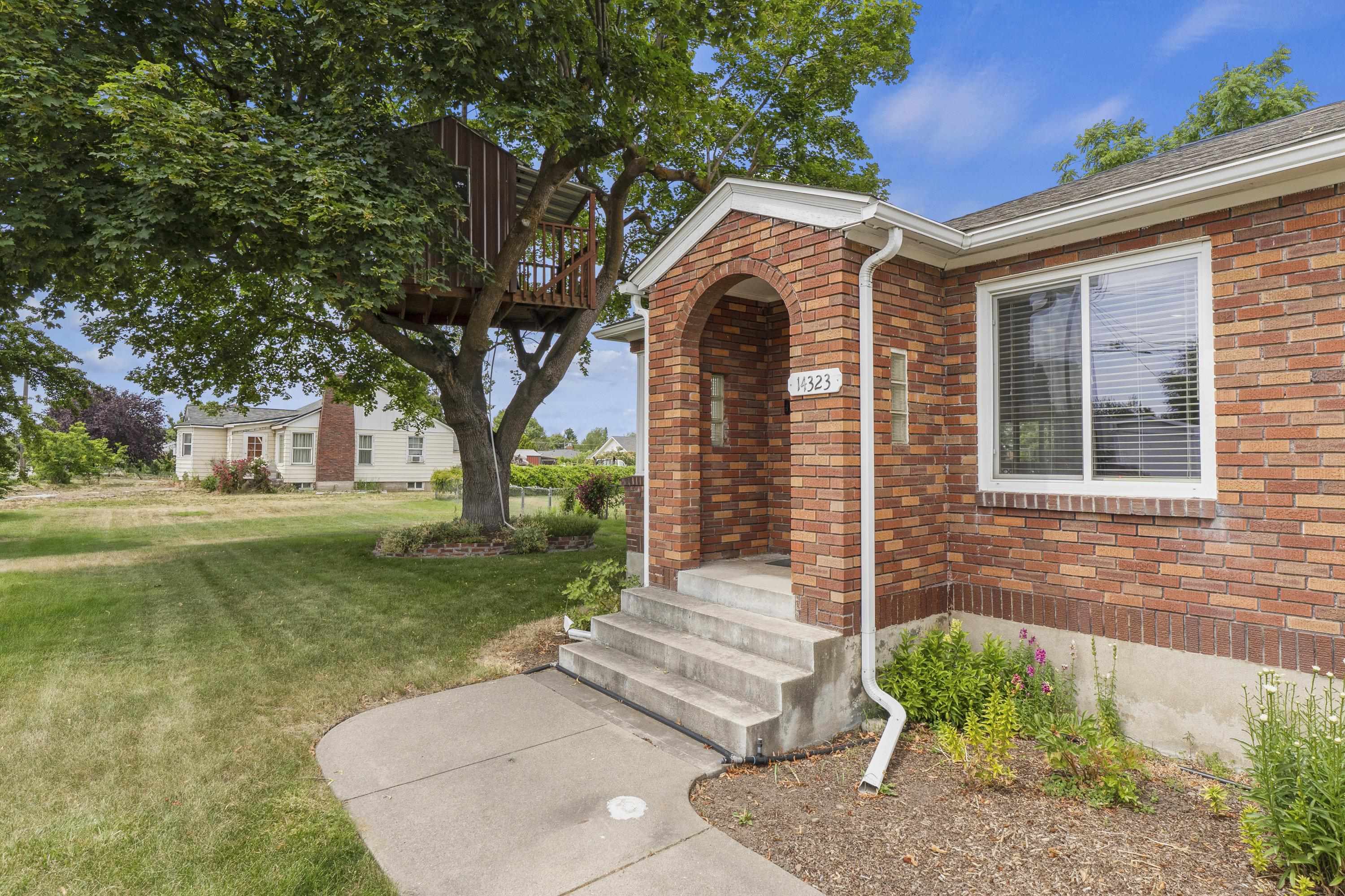Property Photo: 14323 E Broadway Ave WA 99216
