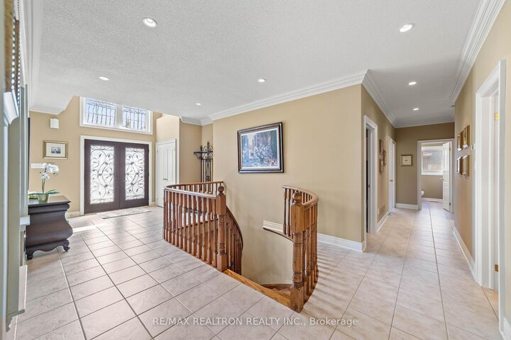 Photo de la propriété:  86 Novaview Crescent  ON L4L 9L7 