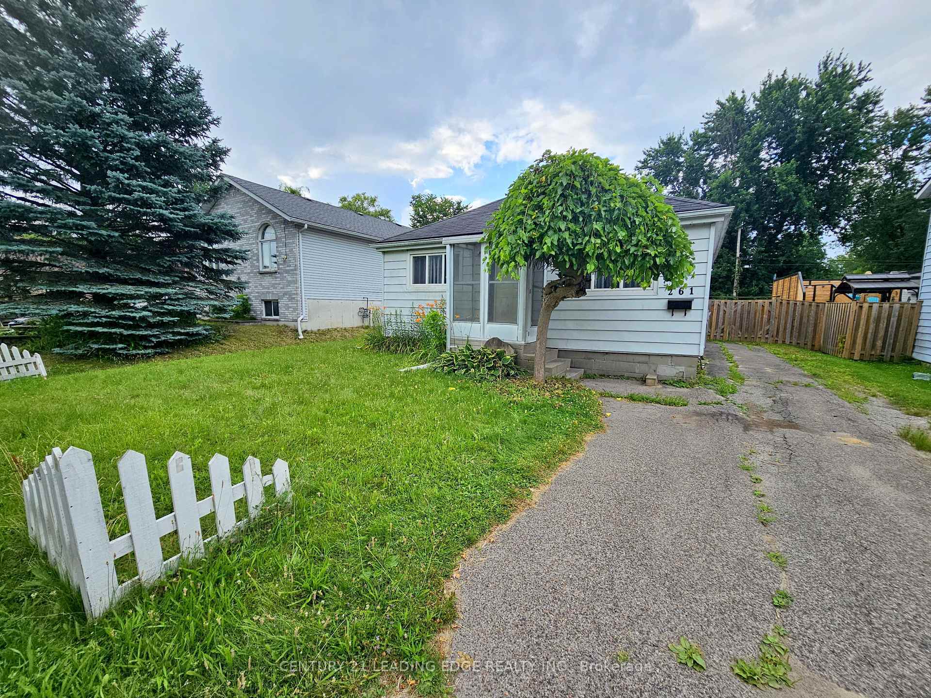 Property Photo:  261 Parkway Avenue  ON L4P 2W1 