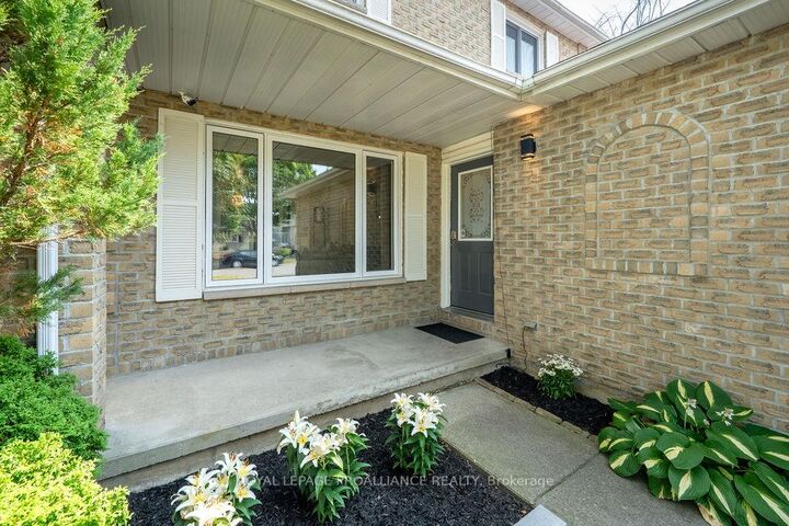 Property Photo:  56 Sherwood Crescent  ON K8P 5G2 