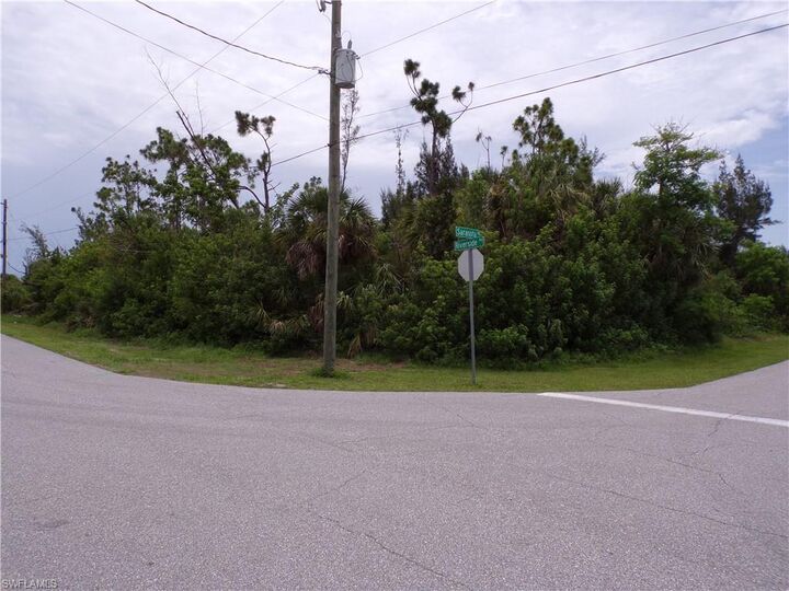 Property Photo: 10416 Sarasota Rd FL 33981