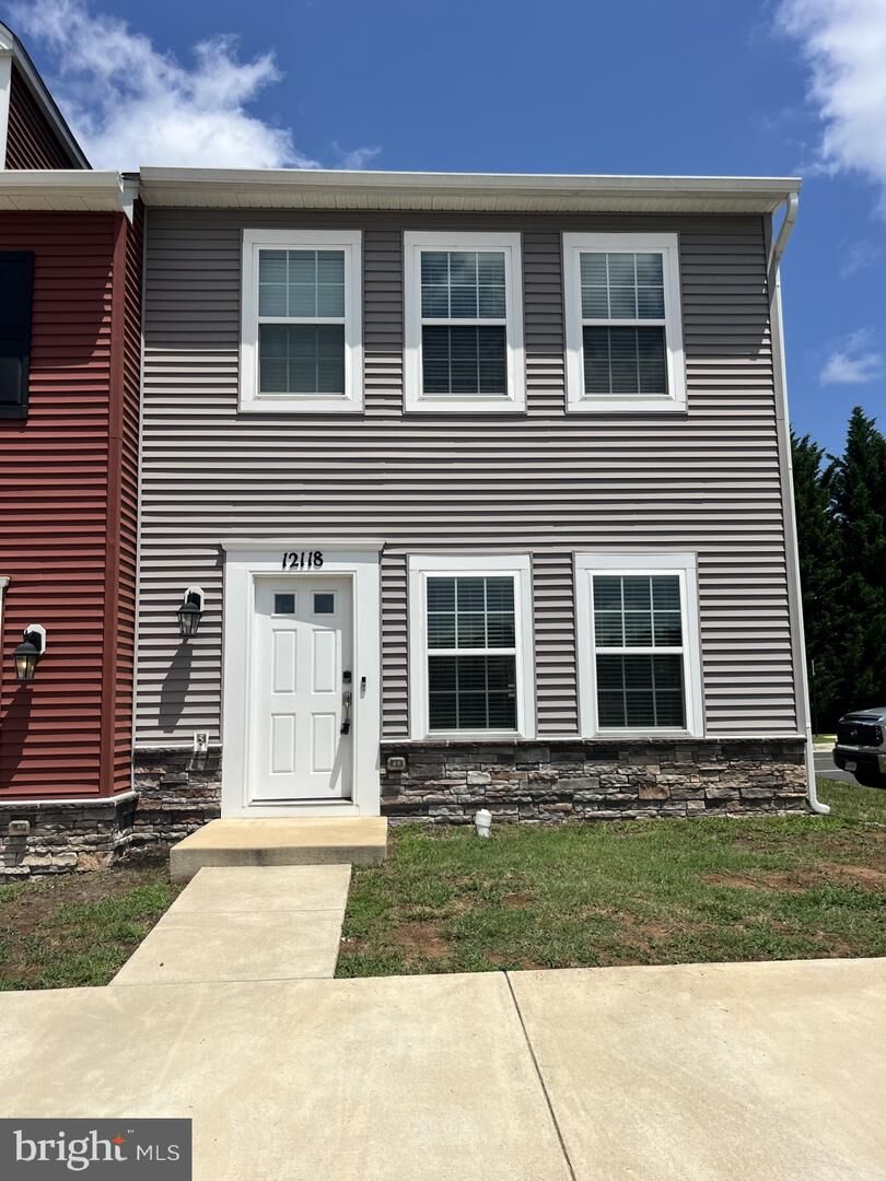 Property Photo: 12118 Bowling Farm Court VA 22407