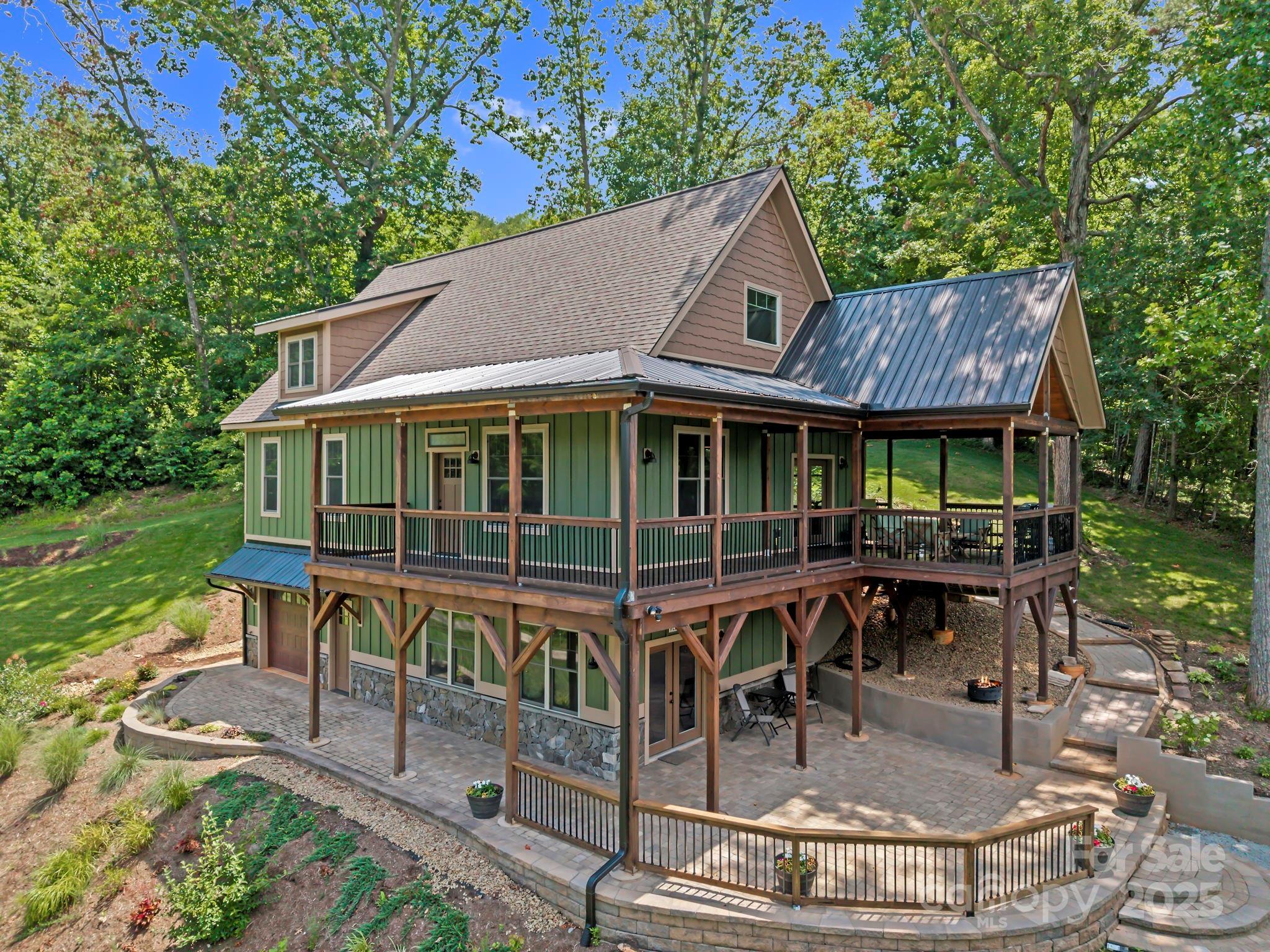 Property Photo:  211 Wimbledon Court  NC 28748 