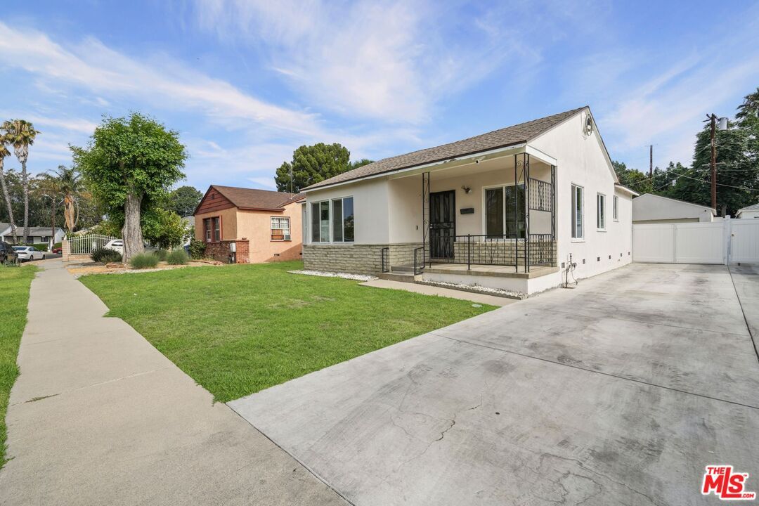 Property Photo: 18913 Cohasset St CA 91335