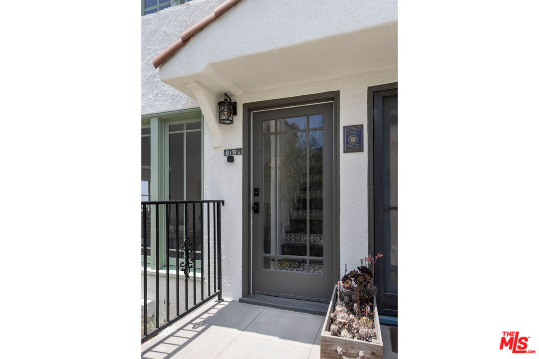 Property Photo: 619 1/4 N Sycamore Ave CA 90036