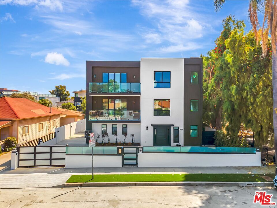 Property Photo: 1921 Federal Ave CA 90025