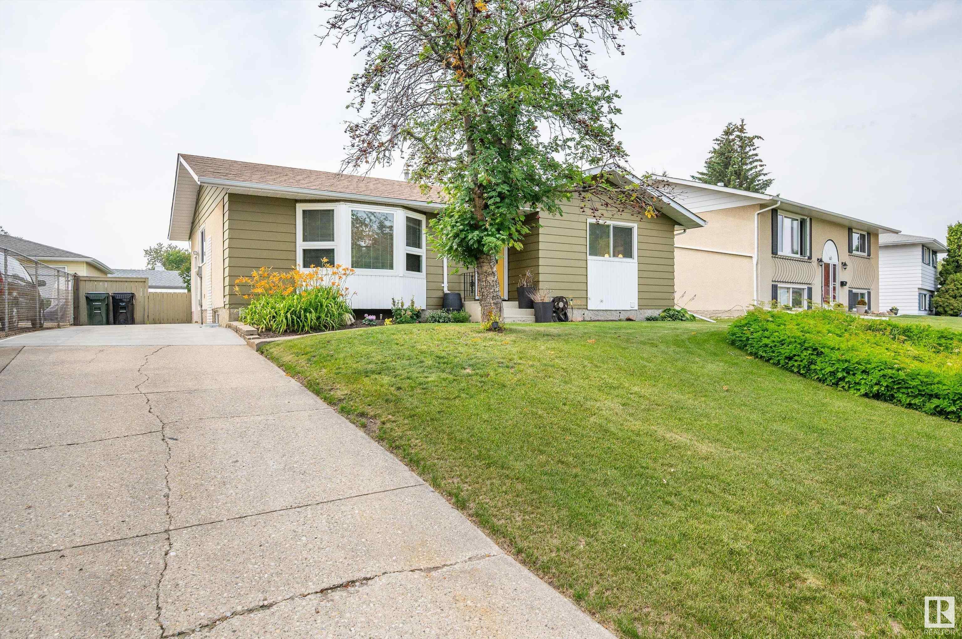 Property Photo: 165 Georgian Way AB T8A 2W7