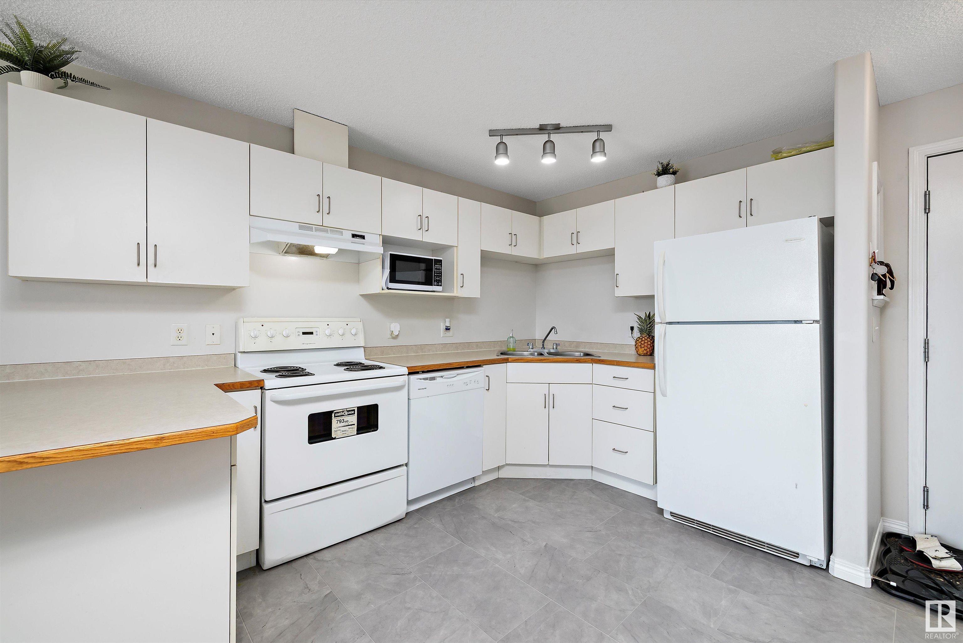 Property Photo: 11325 83 Street NW 404 AB T5B 4W5