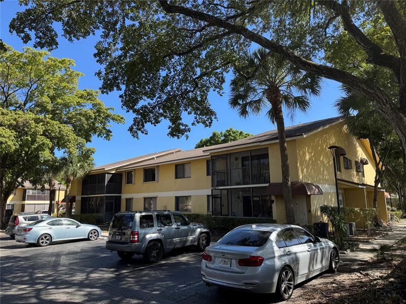 Property Photo: 3059 N Oakland Forest Dr 102 FL 33309