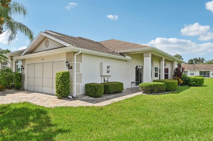 Property Photo: 1011 Otter Mill Way FL 33573