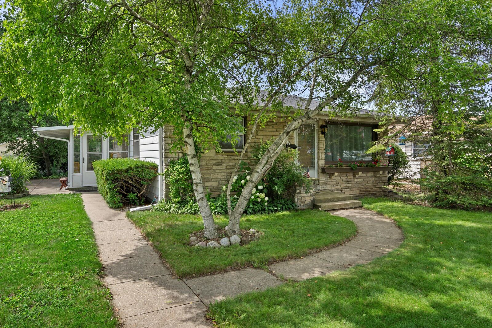 Property Photo: 2503 E Bolivar Ave WI 53235