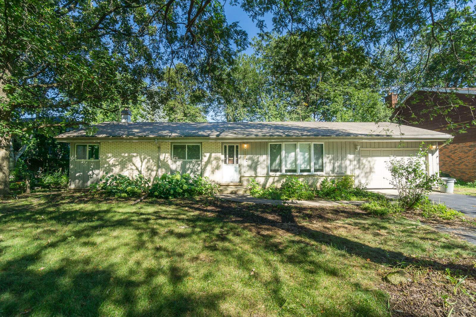 Property Photo: 305 Montclare Lane IL 60191
