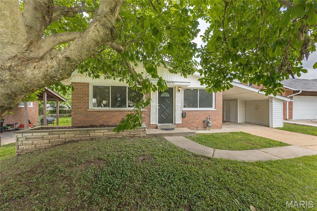 Property Photo: 1085 Grenoble Lane MO 63033