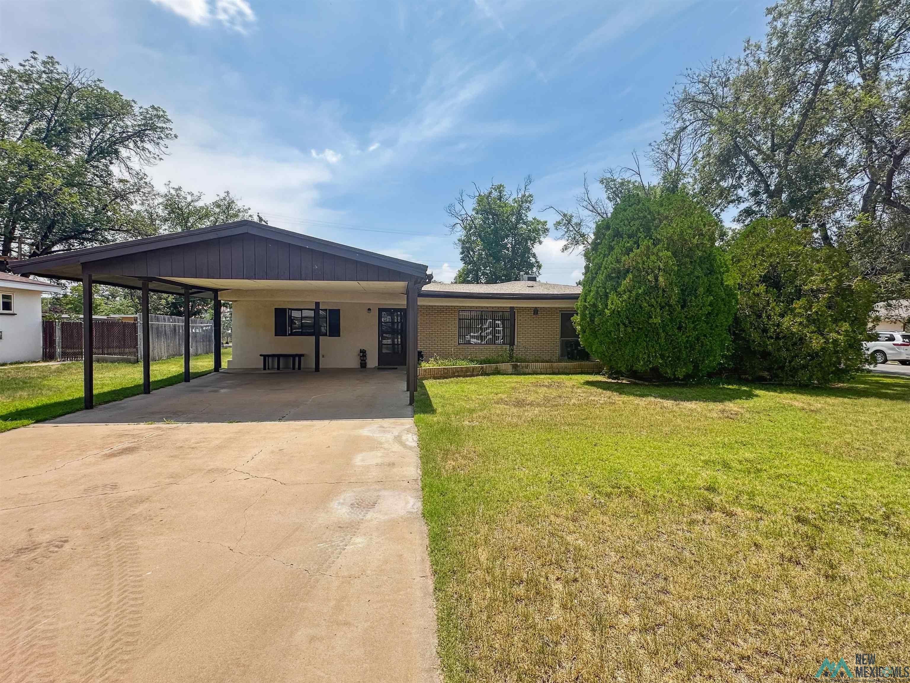 Property Photo: 1307 N Country Club Circle NM 88220