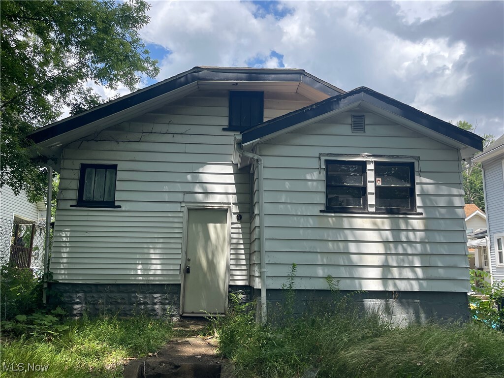 Property Photo:  810 Fess Avenue  OH 44307 