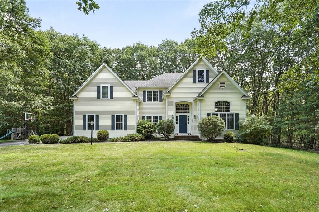 Property Photo:  118 Colonial Ridge Dr  MA 01719 