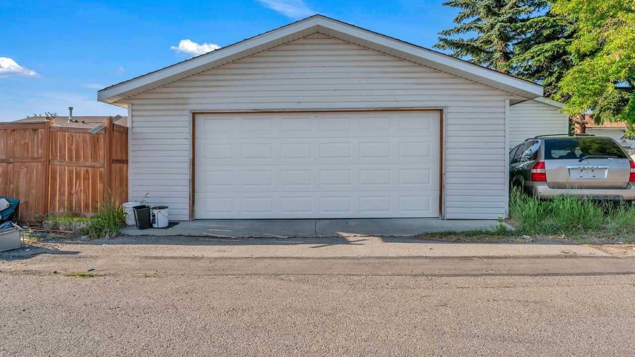 Property Photo: 4719 Rundlehorn Drive NE AB T1Y 2K3