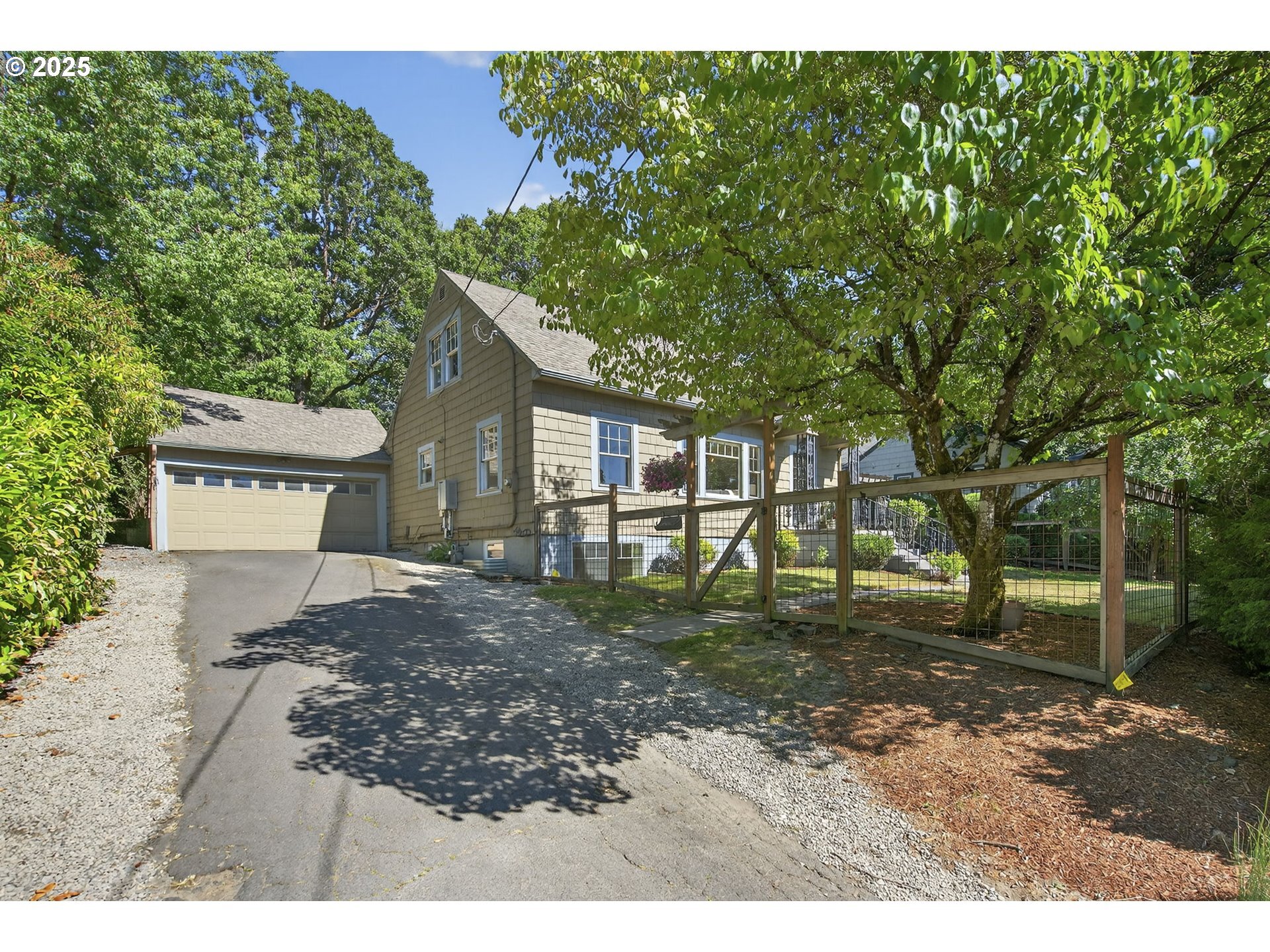 Property Photo: 7232 SW 35th Ave OR 97219