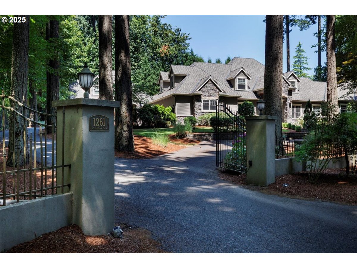 Property Photo:  1261 SW Underhill Rd  OR 97219 