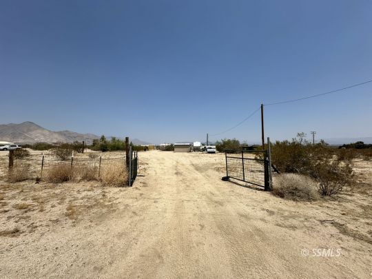 Property Photo: 8028 Arsenault Rd CA 93527